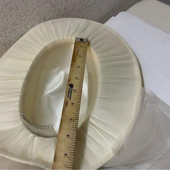 Vintage white beaded bridal hat with attachment tulle veil - Picture 8 of 10